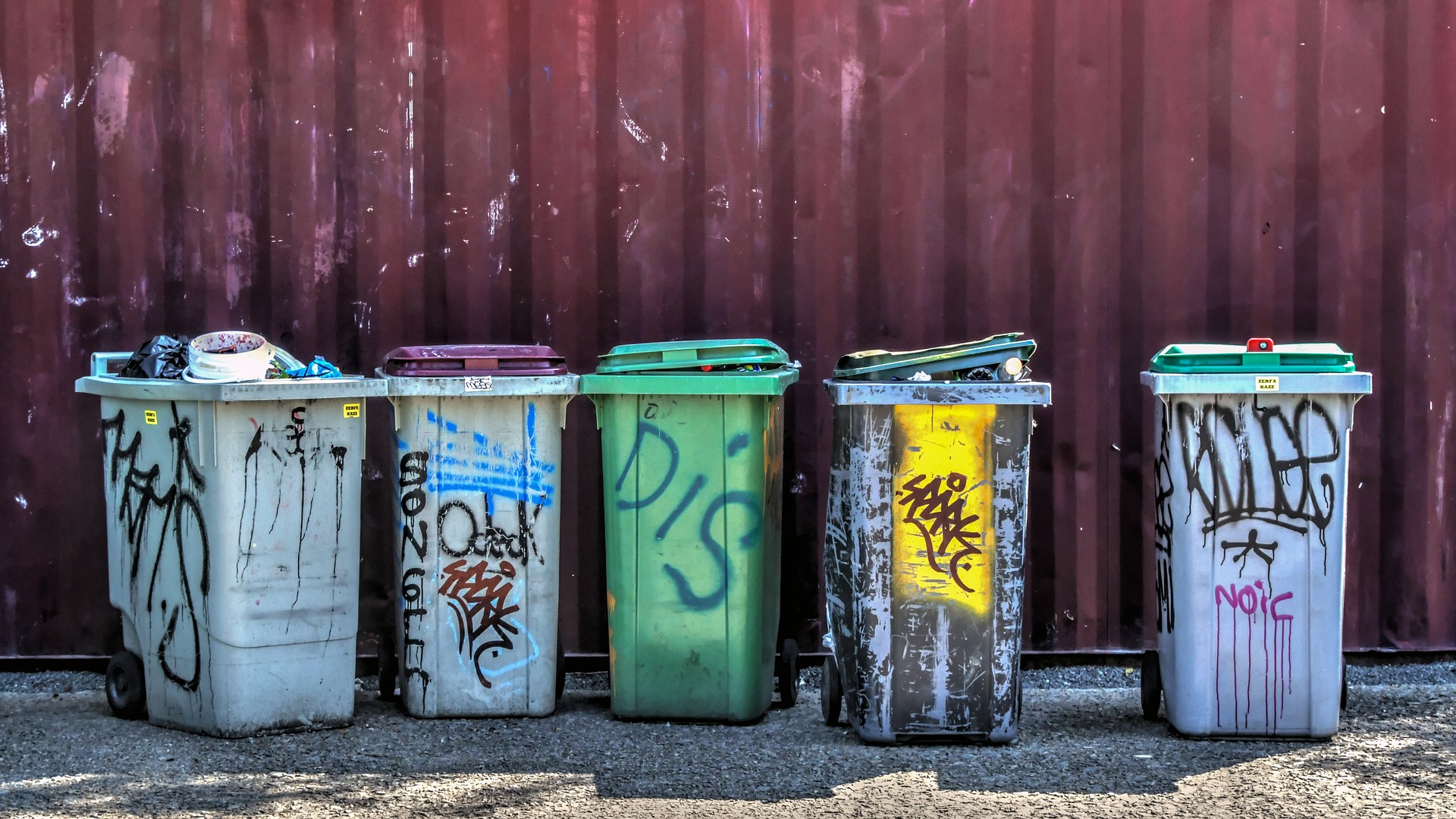 (forrás: https://pixabay.com/hu/photos/kuka-szemét-konténer-graffiti-3487009/)