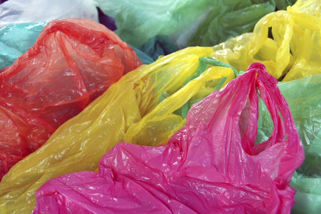 Egy év alatt felére csökkent az angliai szupermarketekben eladott nejlonzacskók száma Egy év alatt felére csökkent az angliai szupermarketekben eladott nejlonzacskók száma