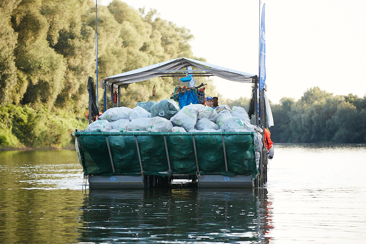 Látványosan csökkent egyes ártéri területek hulladékszennyezése a hét éve elindított Tiszai PET Kupa versenyek után
