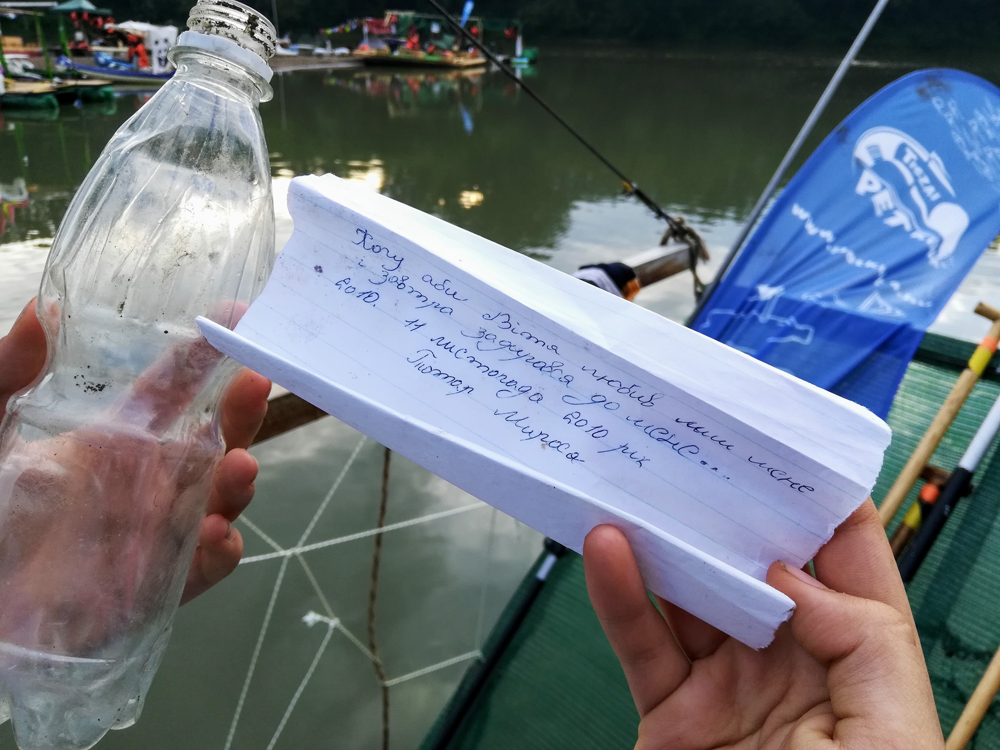 PET-Palackpostára bukkantak a Kiskörei Vízerőmű előtt PET-Palackpostára bukkantak a Kiskörei Vízerőmű előtt