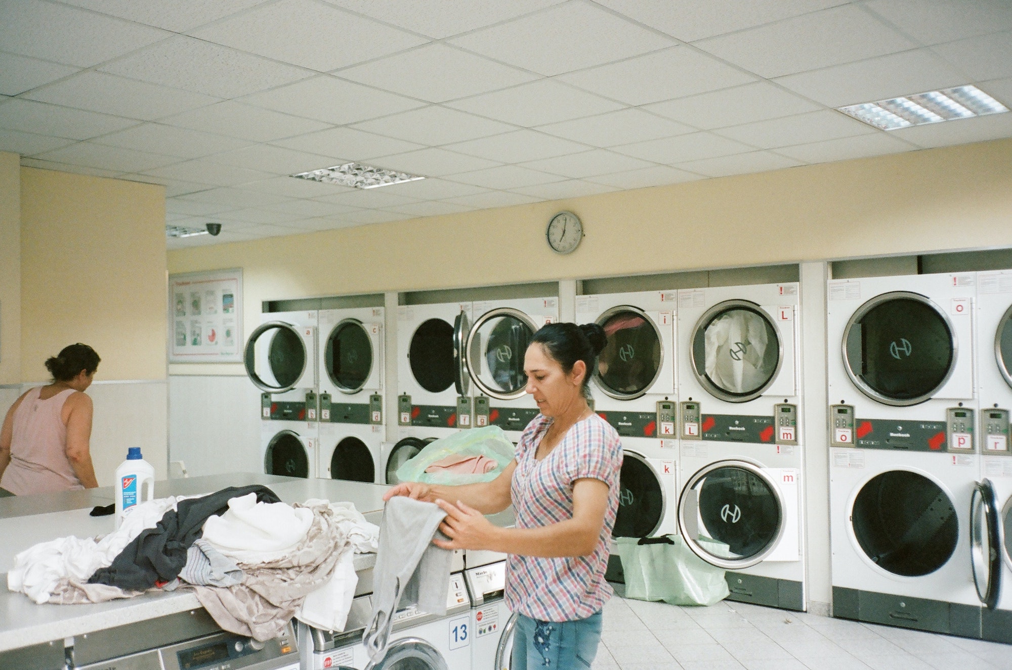 A szárazföldi műanyagszennyezés hatalmas részét teszik ki a műszálas textilekről mosáskor leszakadó mikroszálak A szárazföldi műanyagszennyezés hatalmas részét teszik ki a műszálas textilekről mosáskor leszakadó mikroszálak