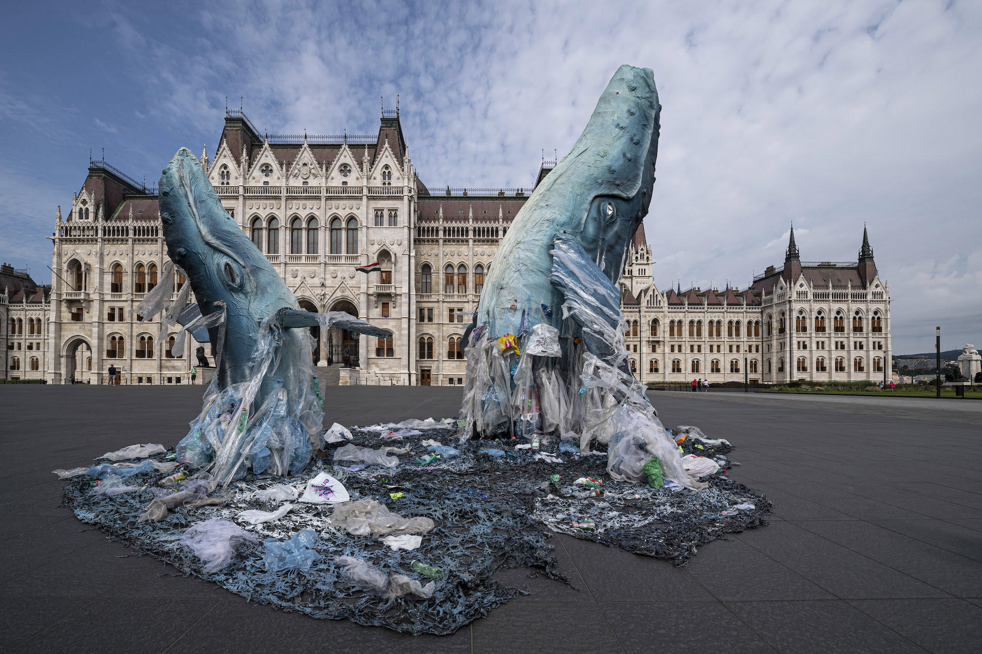 Életnagyságú bálnaszobrokkal figyelmeztet a Greenpeace a műanyagszennyezésre a Parlament előtt Életnagyságú bálnaszobrokkal figyelmeztet a Greenpeace a műanyagszennyezésre a Parlament előtt
